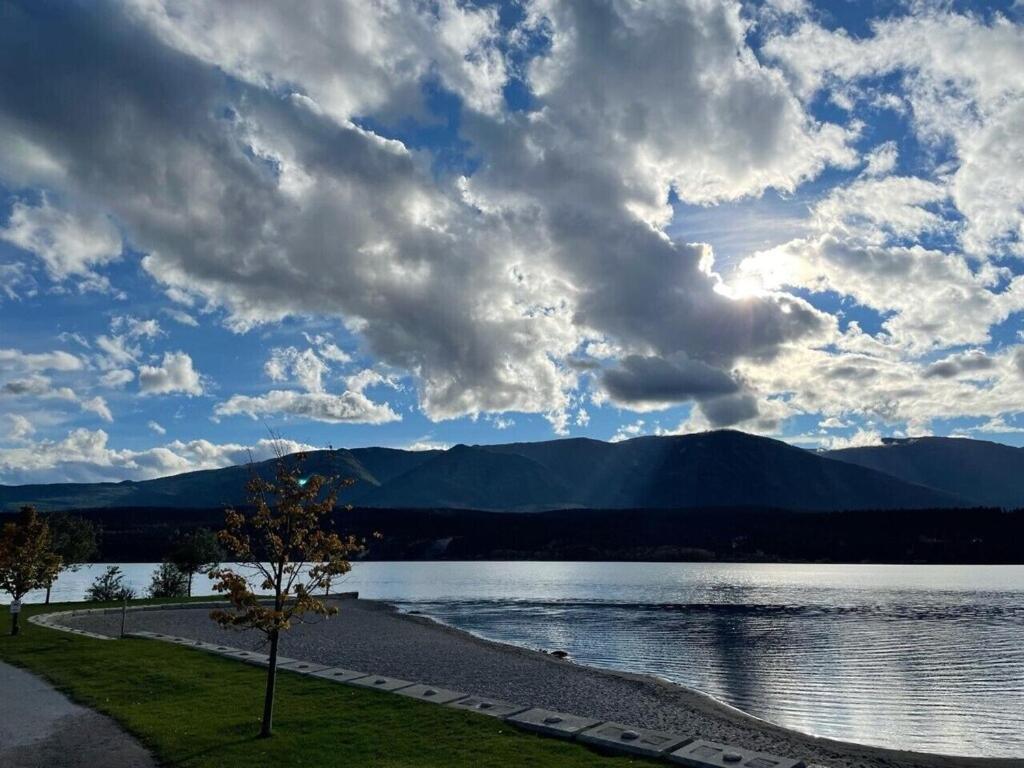 Akiskinook At Windermere Lake - Private Beach Access - New Pool And Hot Tub Now Open! Invermere Exterior foto